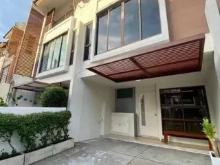 出租 3 卧室 独立屋 在 Phra Khanong, 曼谷