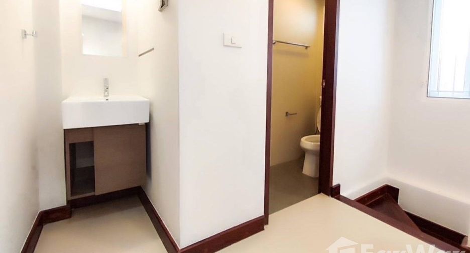 For rent 3 bedrooms retail Space in Phra Nakhon, Bangkok