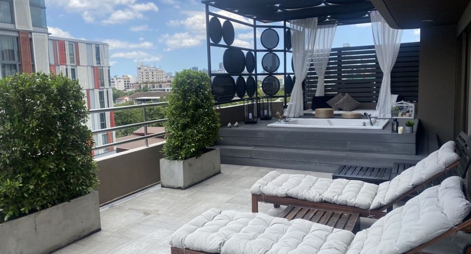 For rent 2 bedrooms apartment in Watthana, Bangkok