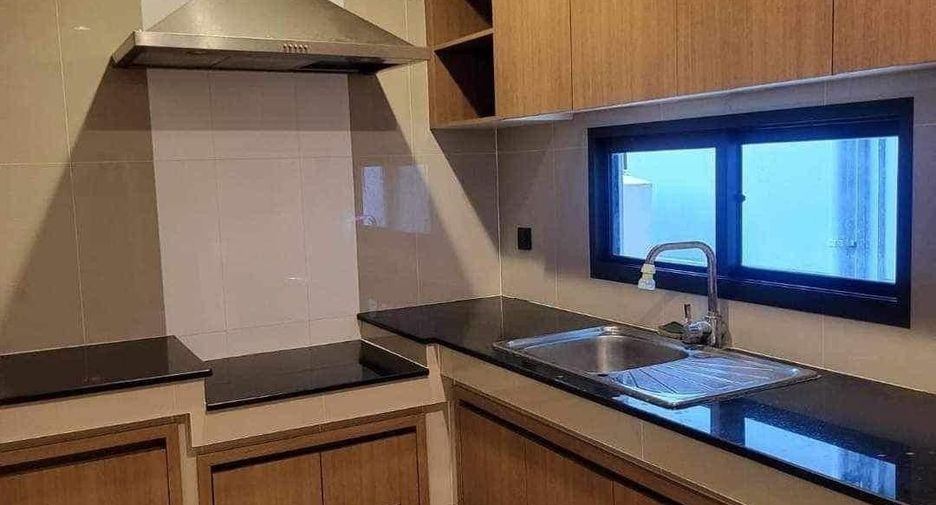 Casa en alquiler de 3 habitaciones en Bang Kapi, Bangkok