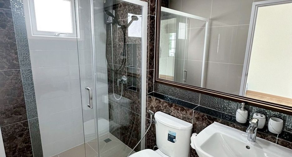 For rent 4 bedrooms house in Mueang Samut Prakan, Samut Prakan