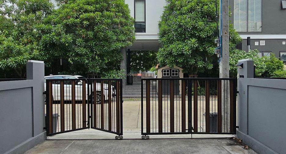 For rent 4 bedrooms townhouse in Don Mueang, Bangkok
