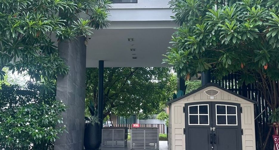 For rent 4 bedrooms townhouse in Don Mueang, Bangkok