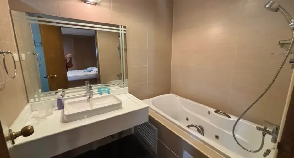 For rent 3 bedrooms condo in Khlong Toei, Bangkok