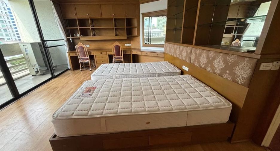 For rent 3 bedrooms condo in Khlong Toei, Bangkok