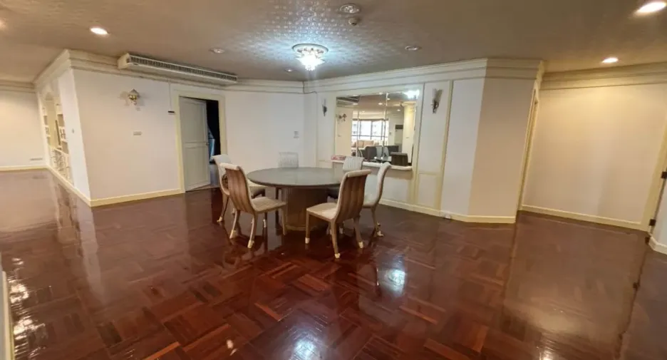 For rent 3 bedrooms condo in Khlong Toei, Bangkok