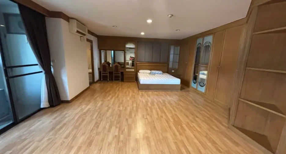 For rent 3 bedrooms condo in Khlong Toei, Bangkok