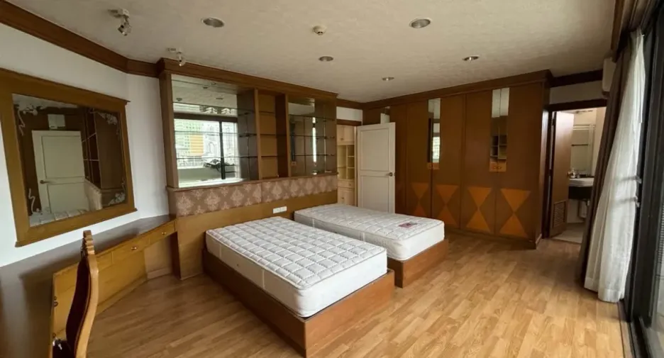 For rent 3 bedrooms condo in Khlong Toei, Bangkok