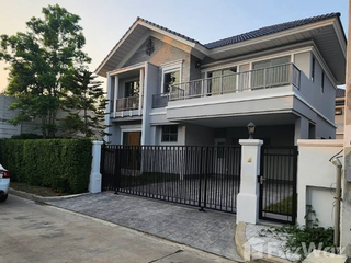 À louer 4 chambres maison à Lat Krabang, Bangkok