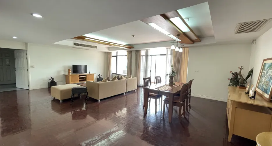 For rent 3 bedrooms apartment in Khlong Toei, Bangkok