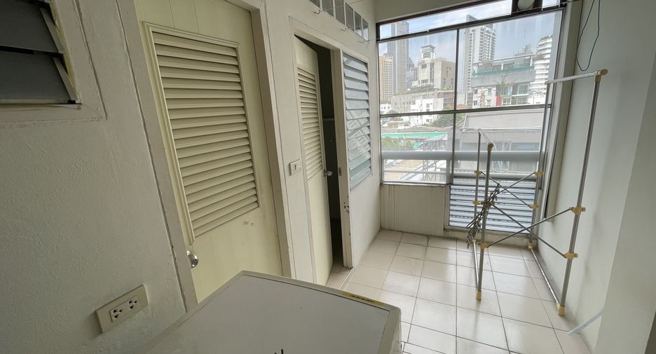 For rent 3 bedrooms apartment in Khlong Toei, Bangkok