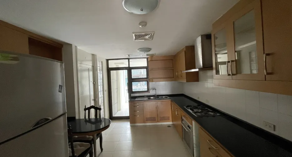 For rent 3 bedrooms apartment in Khlong Toei, Bangkok