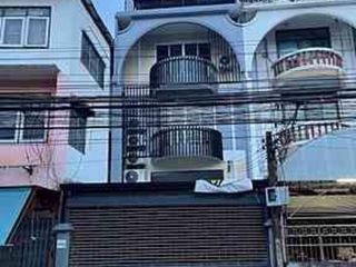 For rent 4 bedrooms townhouse in Yan Nawa, Bangkok