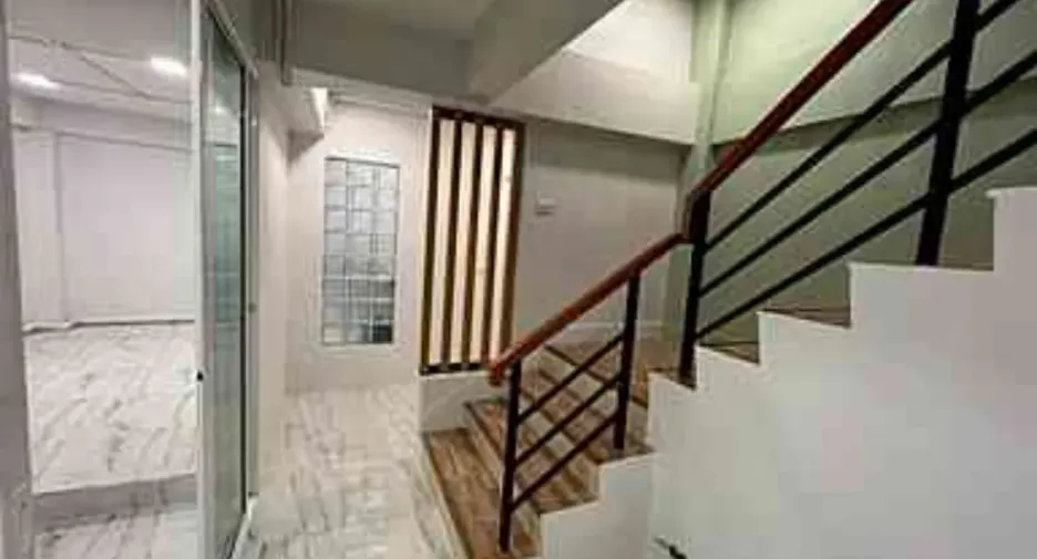 For rent 4 bedrooms townhouse in Yan Nawa, Bangkok
