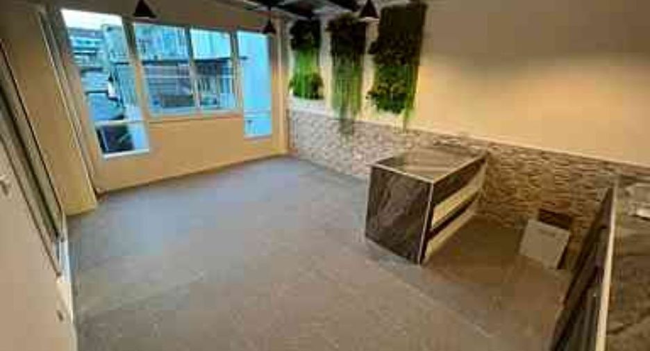 For rent 4 bedrooms townhouse in Yan Nawa, Bangkok