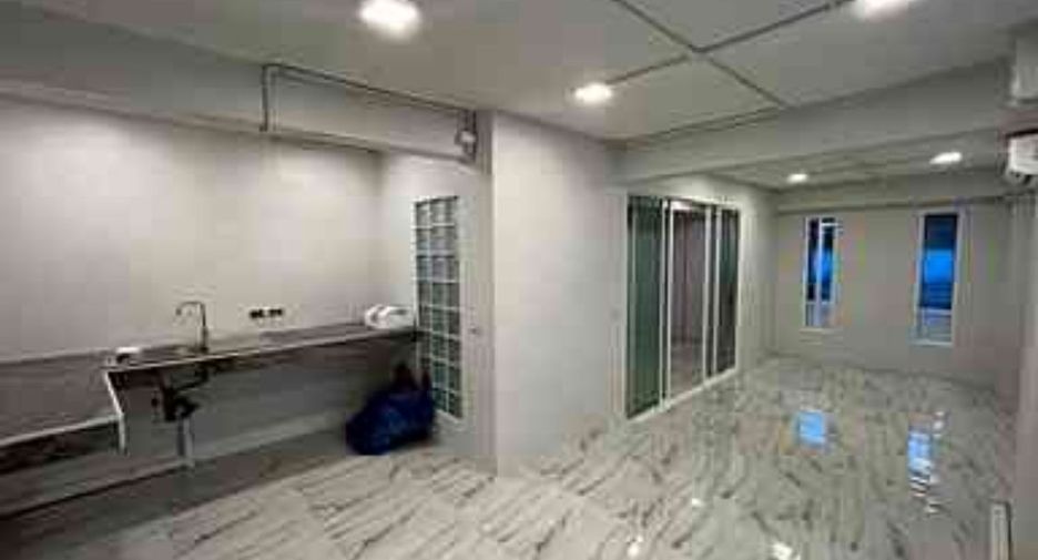 For rent 4 bedrooms townhouse in Yan Nawa, Bangkok