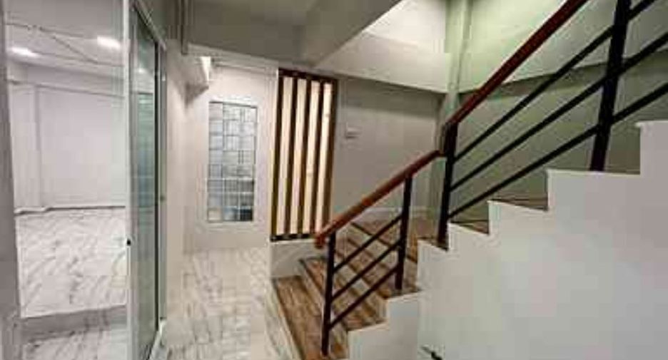 For rent 4 ベッドルーム townhouse in Yan Nawa, Bangkok