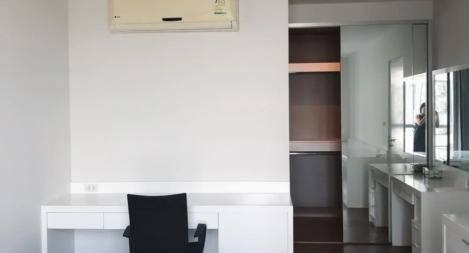 For rent 2 bedrooms condo in Thon Buri, Bangkok