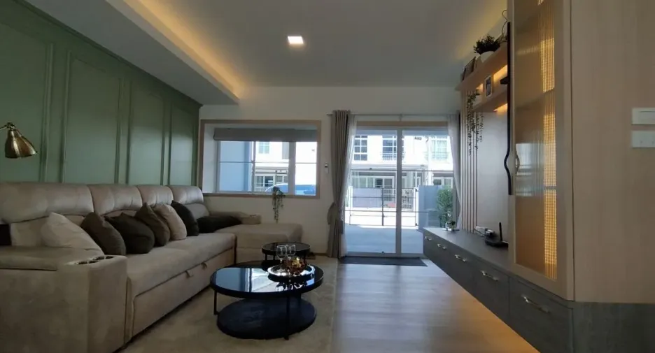 For rent 3 bedrooms townhouse in Prawet, Bangkok