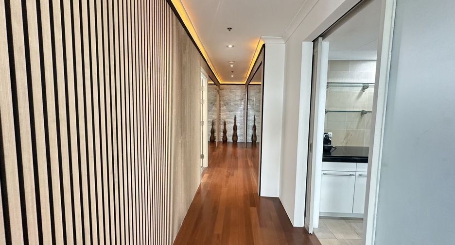 For rent 3 bedrooms condo in Pathum Wan, Bangkok