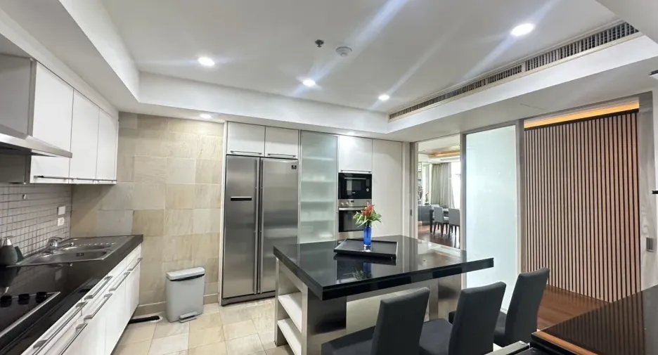 For rent 3 bedrooms condo in Pathum Wan, Bangkok