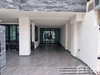 Casa adosada en alquiler de 6 habitaciones en Khlong Toei, Bangkok