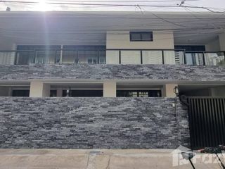 Casa adosada en alquiler de 6 habitaciones en Khlong Toei, Bangkok