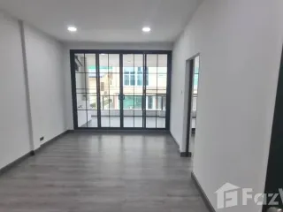 Casa adosada en alquiler de 6 habitaciones en Khlong Toei, Bangkok
