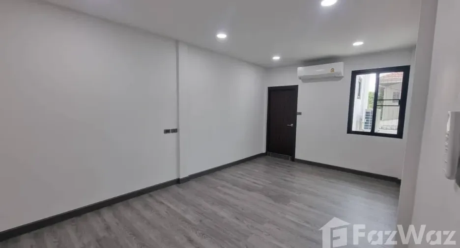 Casa adosada en alquiler de 6 habitaciones en Khlong Toei, Bangkok