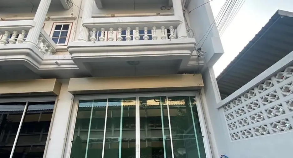 Casa en alquiler de 3 habitaciones en Huai Khwang, Bangkok