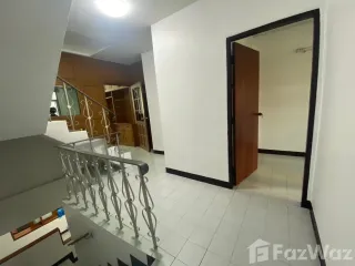 For rent 3 bedrooms house in Huai Khwang, Bangkok