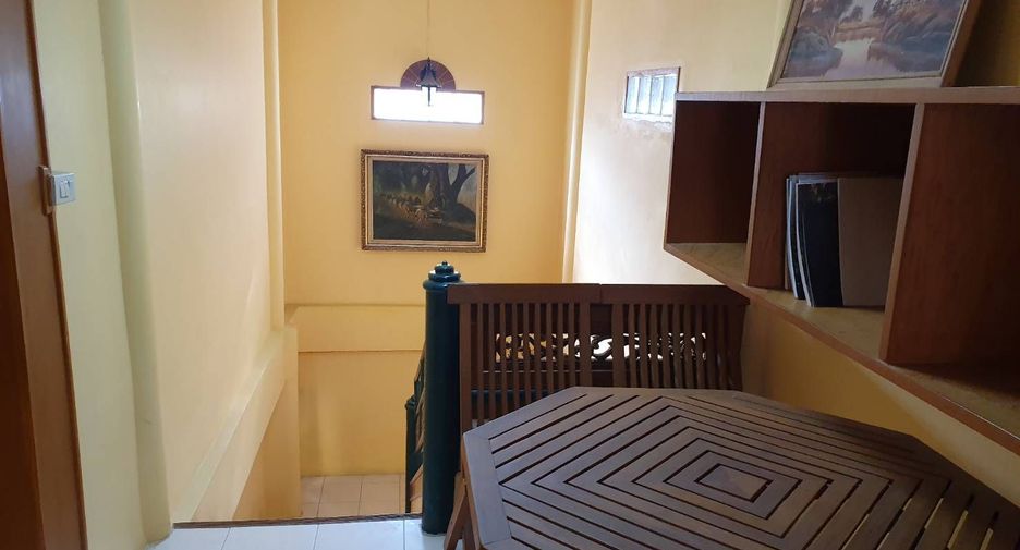 À louer 3 chambres maison à Din Daeng, Bangkok