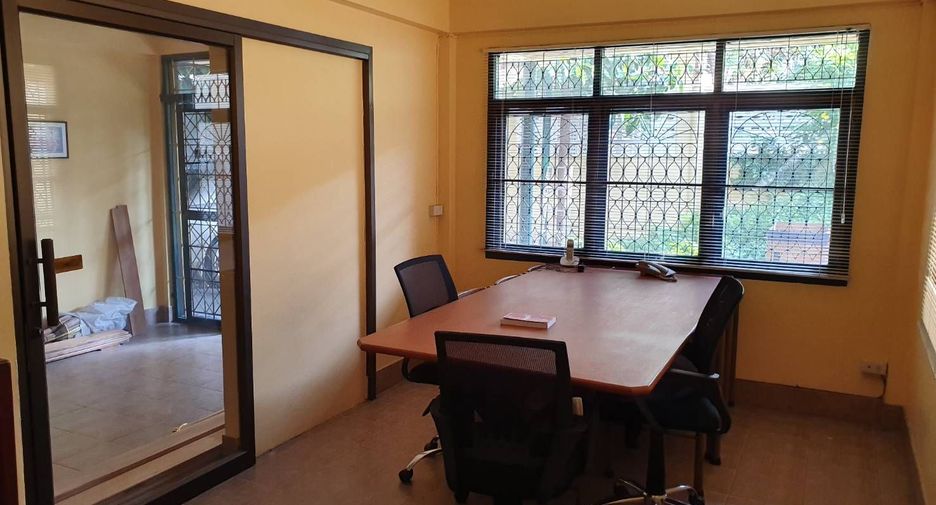 Casa en alquiler de 3 habitaciones en Din Daeng, Bangkok