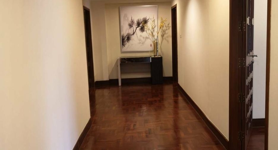 For rent 3 bedrooms condo in Pathum Wan, Bangkok