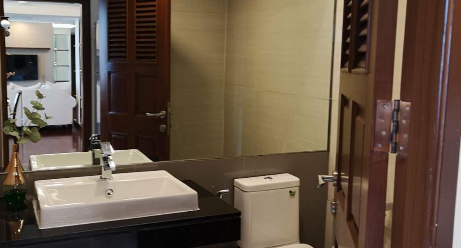 For rent 3 bedrooms condo in Pathum Wan, Bangkok