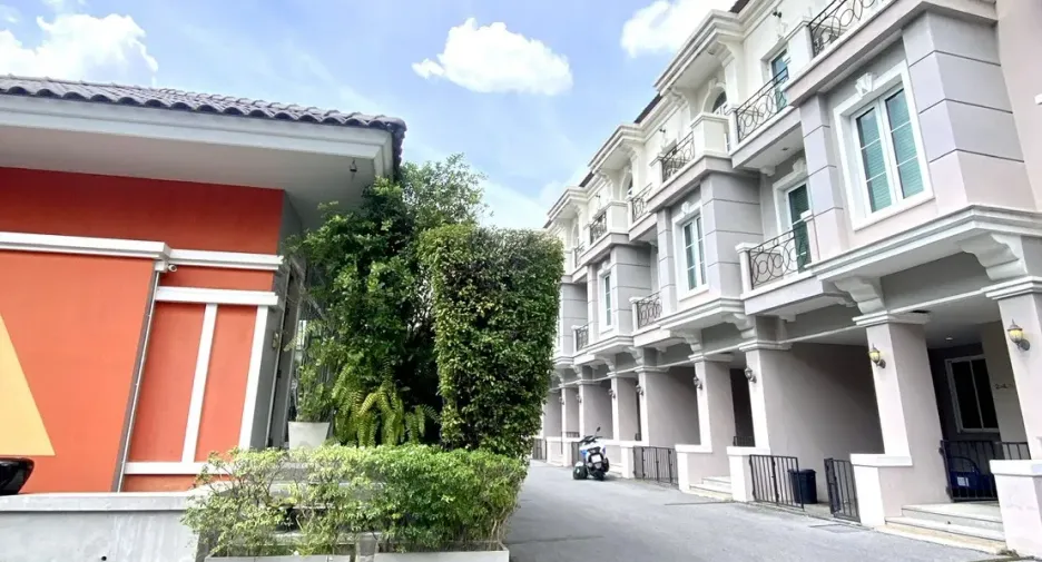 Casa adosada en alquiler de 3 habitaciones en Khlong Toei, Bangkok