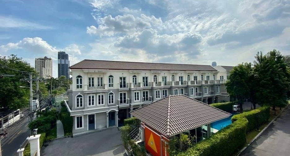 出租 3 卧室 联排别墅 在 Khlong Toei, 曼谷