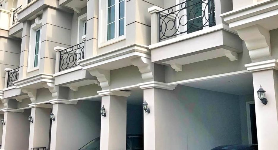出租 3 卧室 联排别墅 在 Khlong Toei, 曼谷