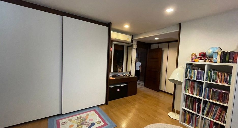 For rent 4 bedrooms villa in Watthana, Bangkok