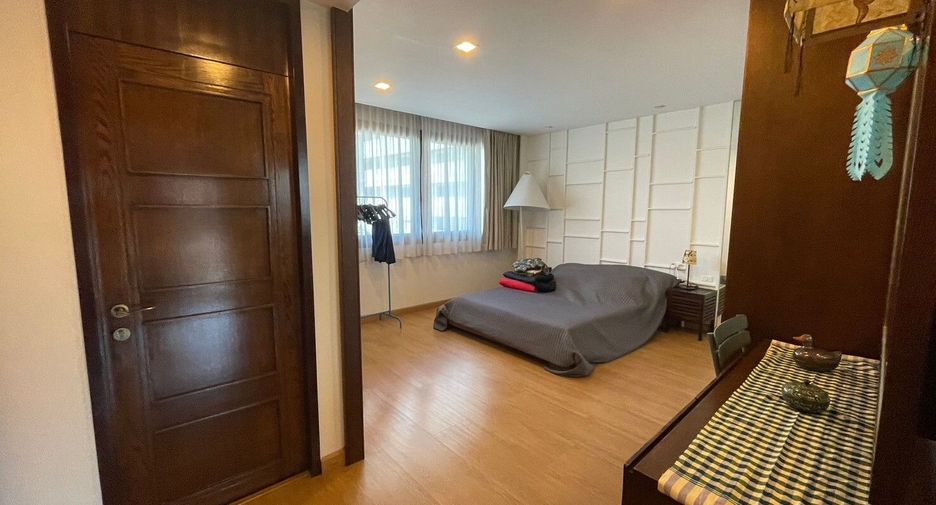 For rent 4 bedrooms villa in Watthana, Bangkok