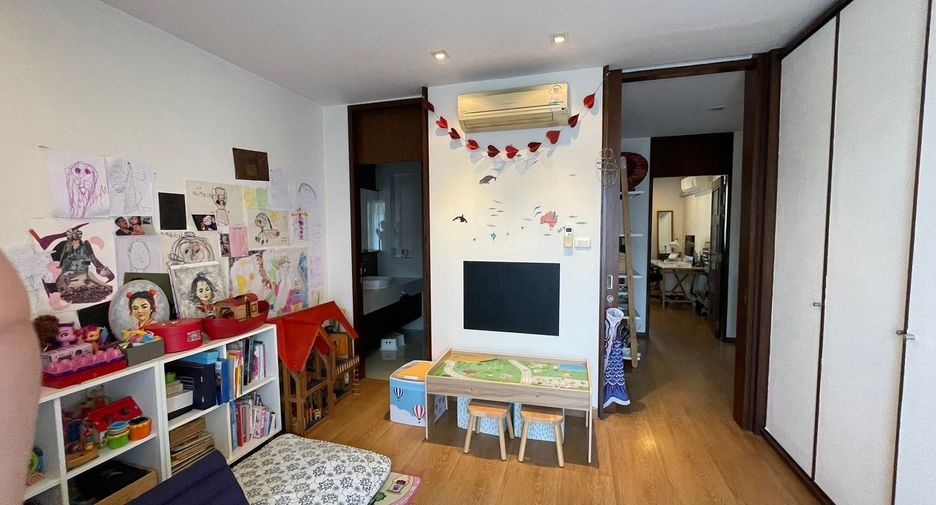For rent 4 bedrooms villa in Watthana, Bangkok