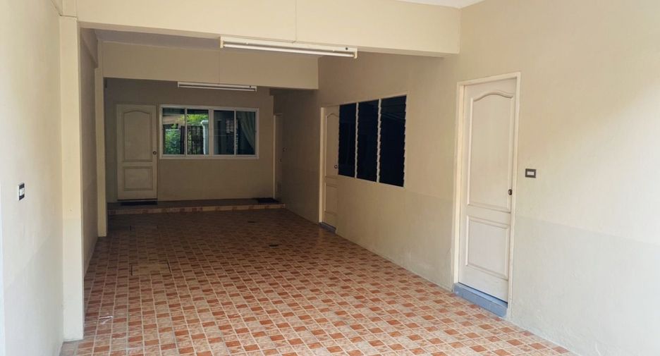 For rent 4 bedrooms townhouse in Prawet, Bangkok