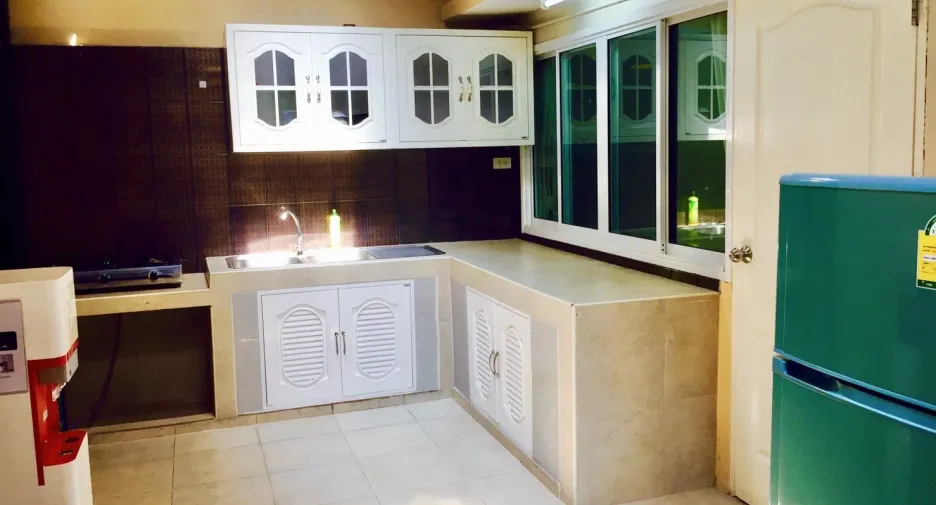 For rent 4 bedrooms townhouse in Prawet, Bangkok