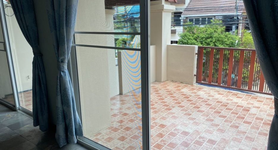 For rent 4 bedrooms townhouse in Prawet, Bangkok