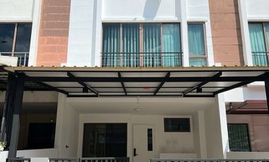 Casa en alquiler de 3 habitaciones en Phra Khanong, Bangkok