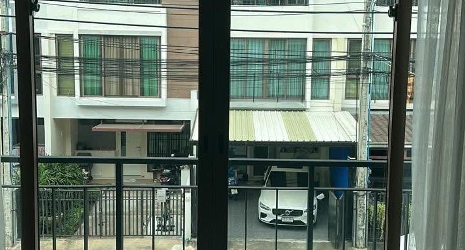 For rent 3 bedrooms house in Phra Khanong, Bangkok