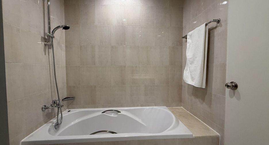 For rent 2 bedrooms condo in Pathum Wan, Bangkok