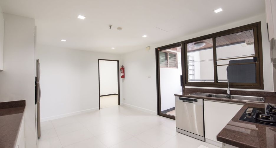 For rent 4 bedrooms condo in Khlong Toei, Bangkok