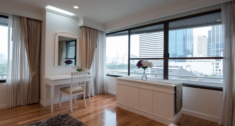 For rent 4 bedrooms condo in Khlong Toei, Bangkok