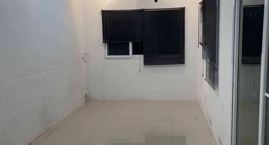 For rent 3 bedrooms townhouse in Lat Phrao, Bangkok